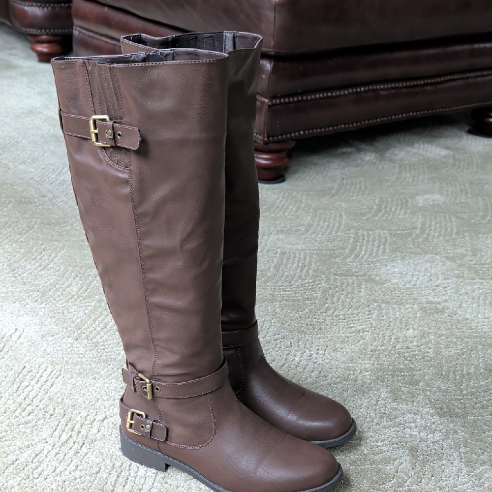 Chic Brown Women's Boots - Picture 2 of 4